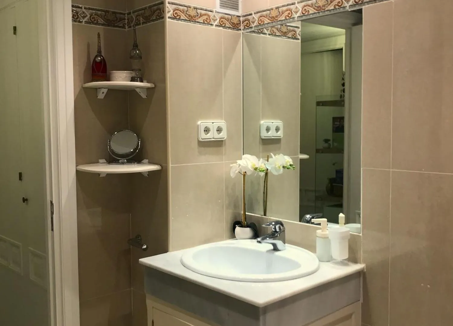 Habitacion Deluxe Con Bano Privado En Atalaya Apartagolf, Estepona Spain